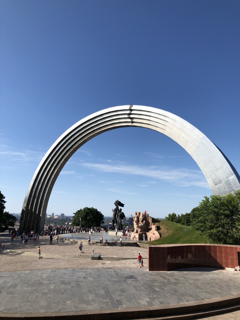 city trip kiev en tsjernobyl: giant arch