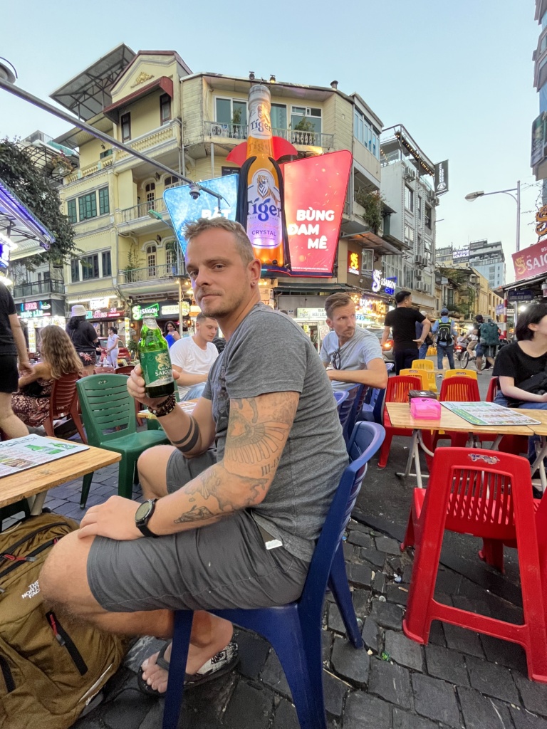 Drie weken backpacken in Vietnam: beer street hanoi