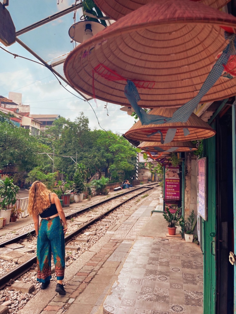 Drie weken backpacken in Vietnam: train street hanoi